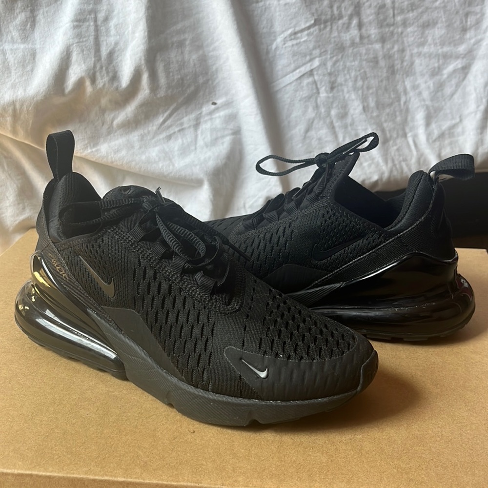 WOMANS NIKE 270 AIRMAX SNEAKERS